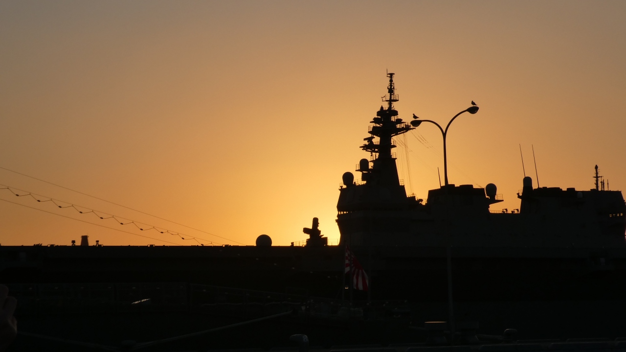 夕呉クルーズ サンセットに合わせて 海自潜水艦の自衛艦旗降下を船上から見学しました 呉 海田 安浦 広島県 の旅行記 ブログ By Elliott 7さん フォートラベル
