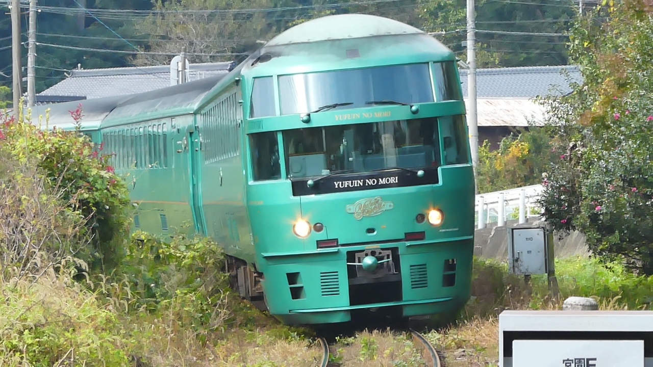 由布院駅は大にぎわいなのさー 温泉へいこーの旅 3 湯布院 由布院温泉 大分県 の旅行記 ブログ By まひなさん フォートラベル