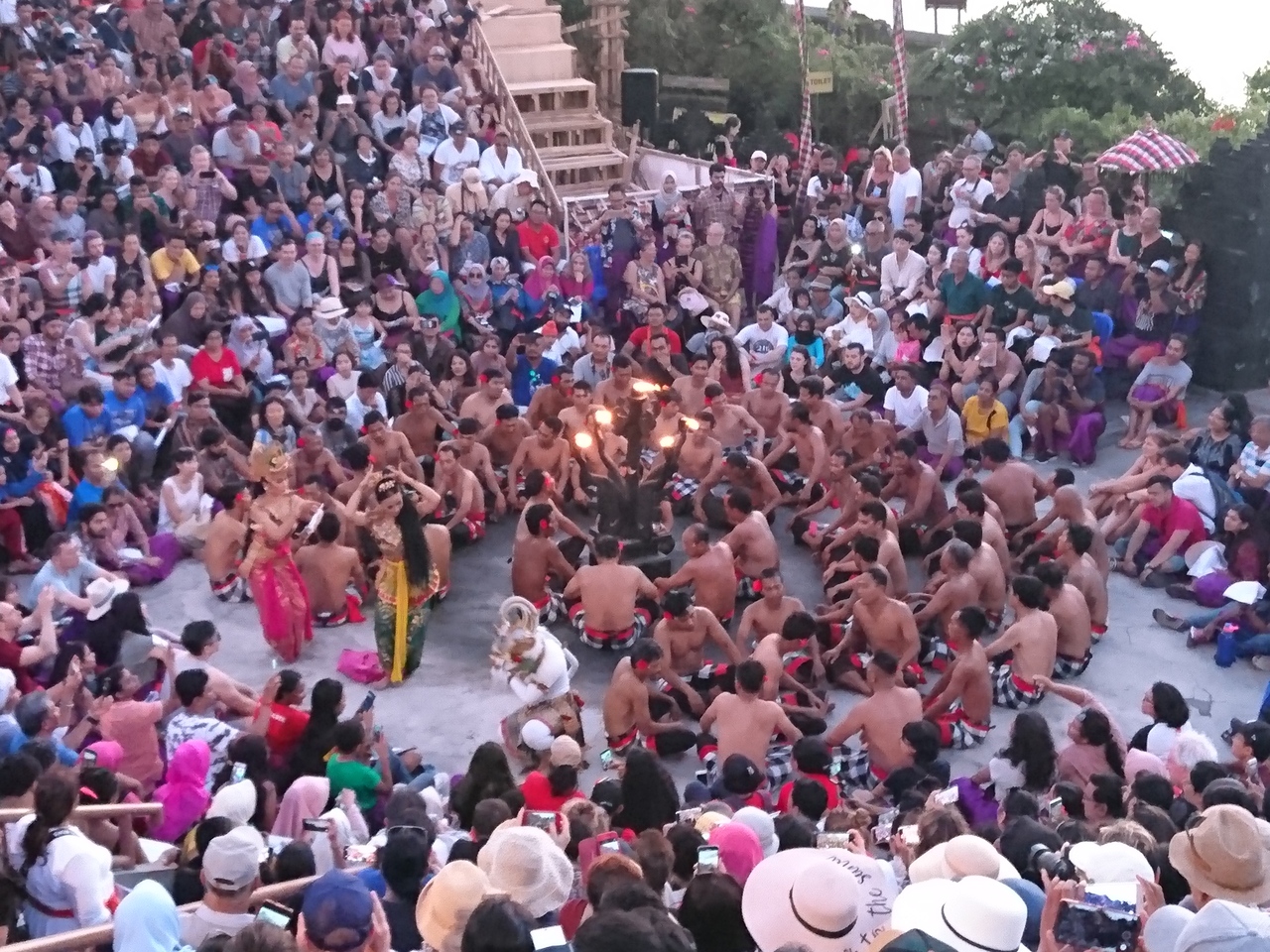 バリ島へ 4日目 ショッピングとウルワルツ寺院 ケチャックダンス バリ島 インドネシア の旅行記 ブログ By 旅行好きさん フォートラベル