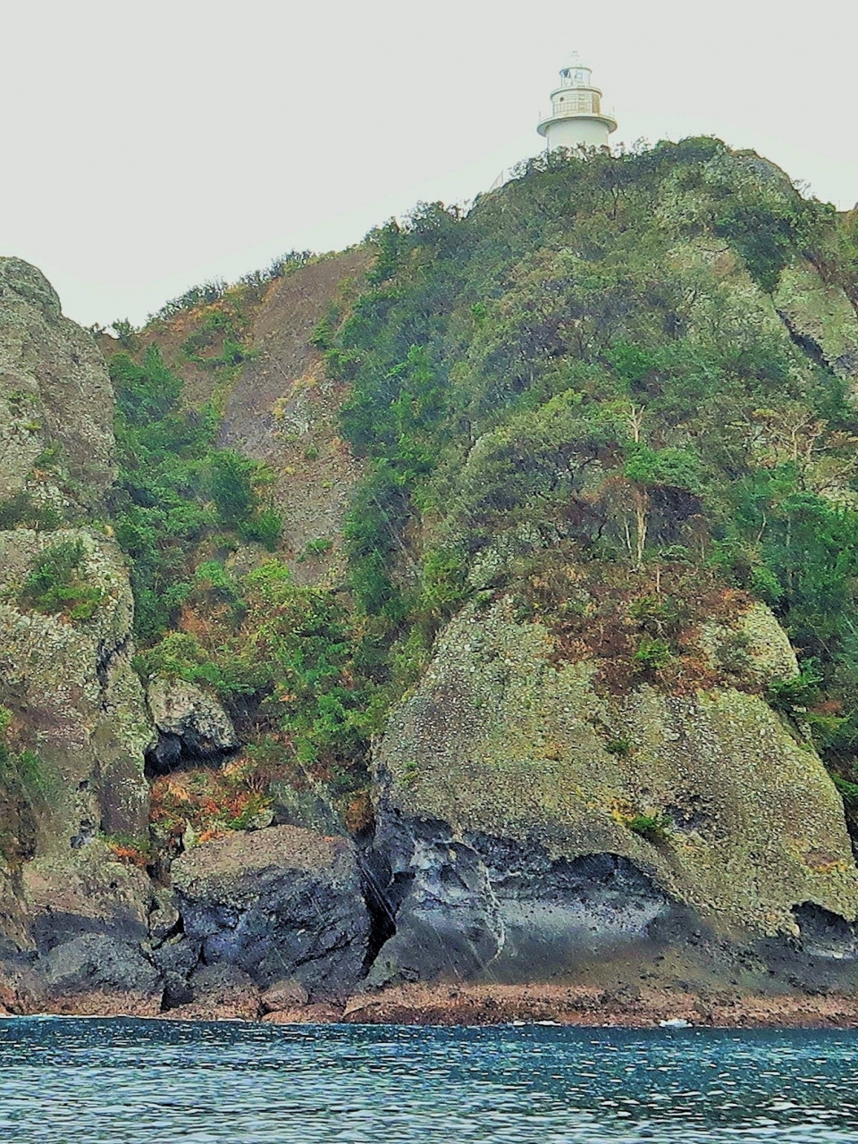 伊豆クルーズ 1 石廊崎岬めぐり 石廊崎灯台 奥石廊崎 溶岩流の荒々しい断崖 釣人も 南伊豆 静岡県 の旅行記 ブログ By マキタン２さん フォートラベル