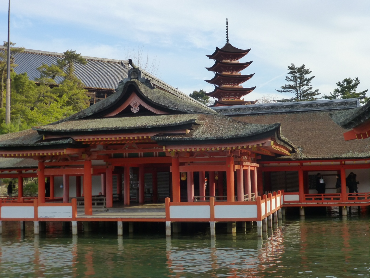 安芸の宮島で鹿に逢いました 宮島 厳島神社 広島県 の旅行記 ブログ By しばっちさん フォートラベル