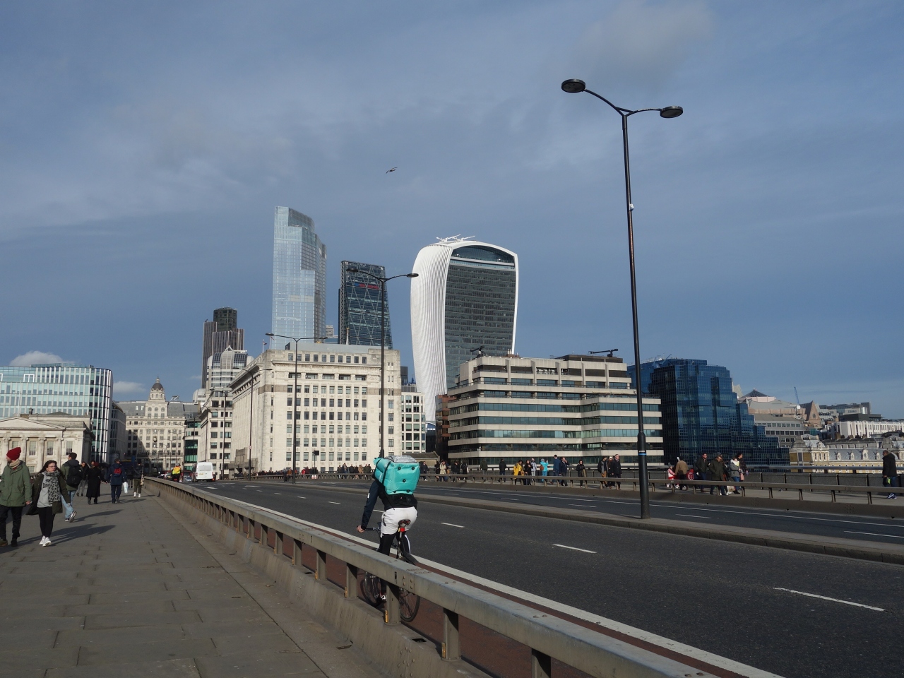 London 1 7 London Bridge を渡る テロリストにも遭わず 橋も落ちていなくて よかった ロンドン イギリス の旅行記 ブログ By Nomonomoさん フォートラベル