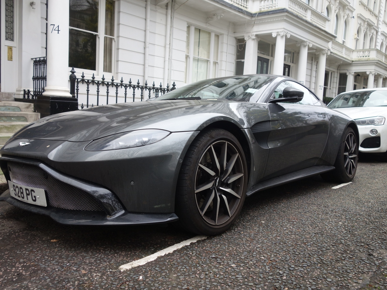 London 3 5 Aston Martin のとまる高級住宅街を歩く T S Eliot も住んでいました ロンドン イギリス の旅行記 ブログ By Nomonomoさん フォートラベル London 3 5 Aston Martin のとまる高級住宅街を歩く T S Eliot も住んでいました ロンドン イギリス の旅行記 ブログ By Nomonomoさん フォートラベル