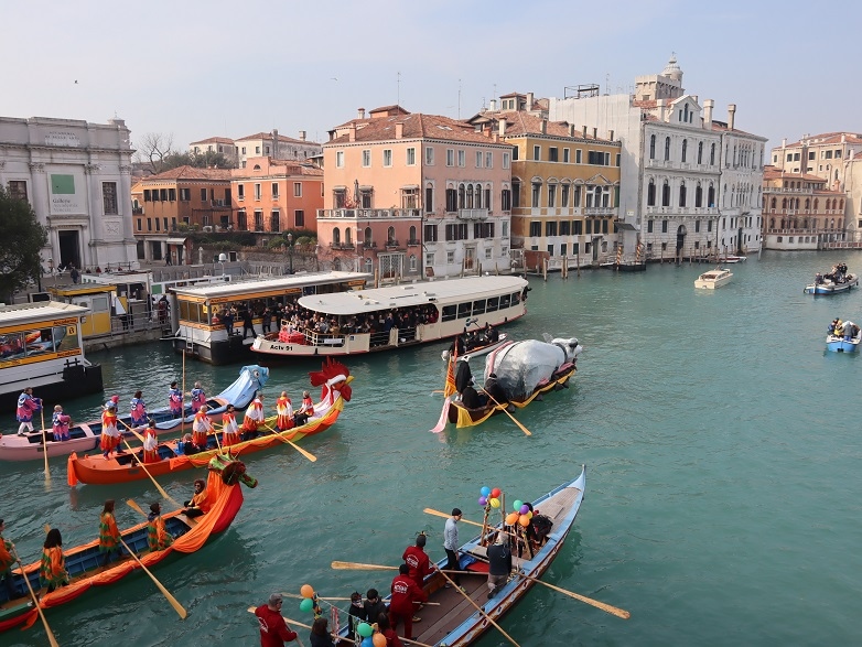 初めてのベネチアのカーニバル 2 水上パレードとサンマルコ広場での仮装 ベネチア イタリア の旅行記 ブログ By ムーミン3さん フォートラベル 初めてのベネチアのカーニバル 2 水上パレードとサンマルコ広場での仮装 ベネチア イタリア の旅行記 ブログ By ムーミン3さん フォートラベル
