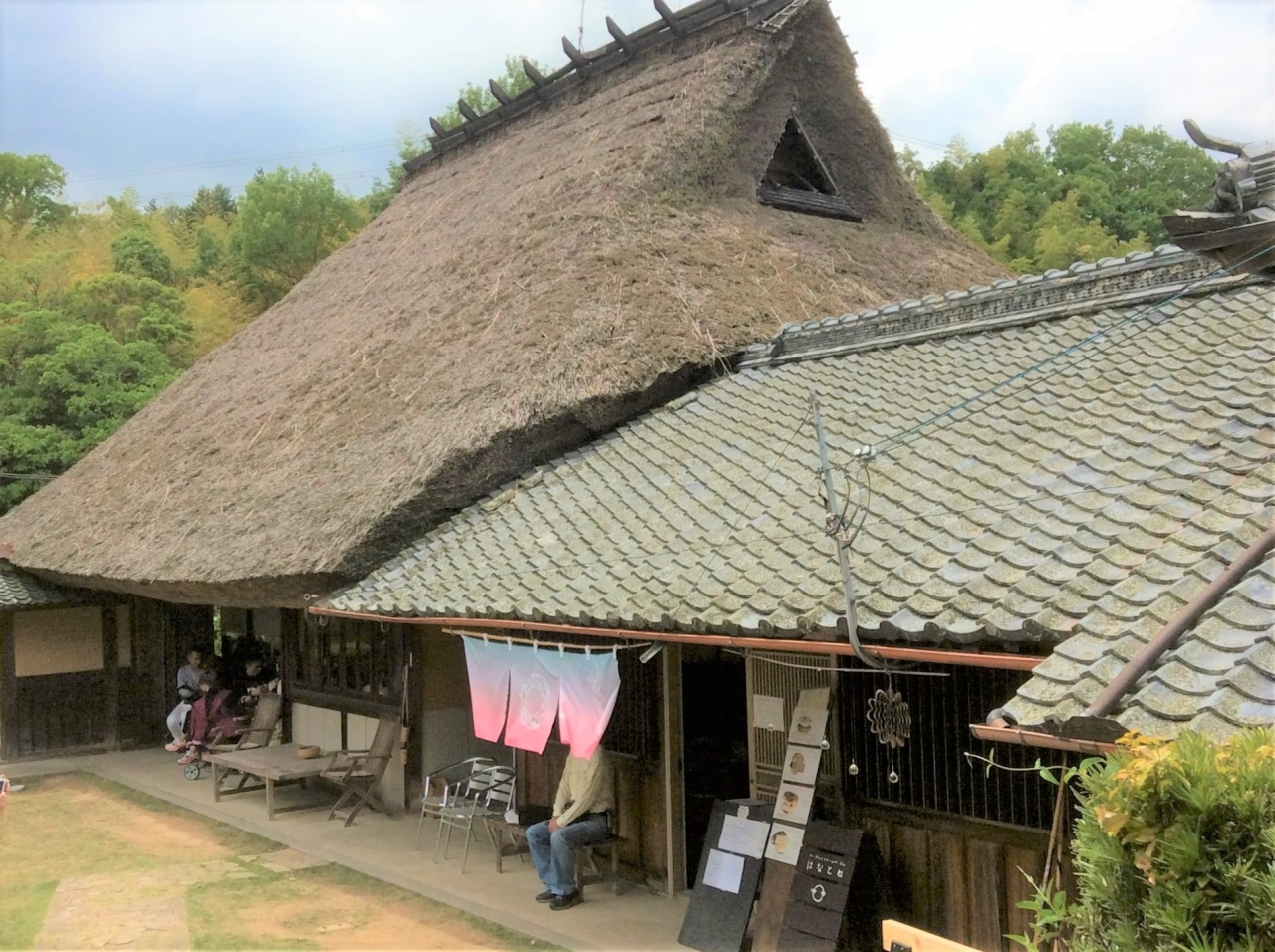 神戸郊外の茅葺屋根の古民家カフェ訪問