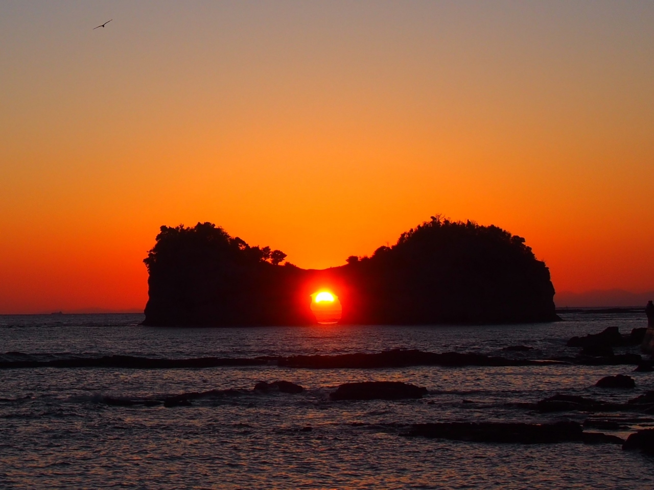 南紀白浜の円月島に沈む夕日を撮影 南紀白浜 和歌山県 の旅行記 ブログ By ひろひろっさん フォートラベル