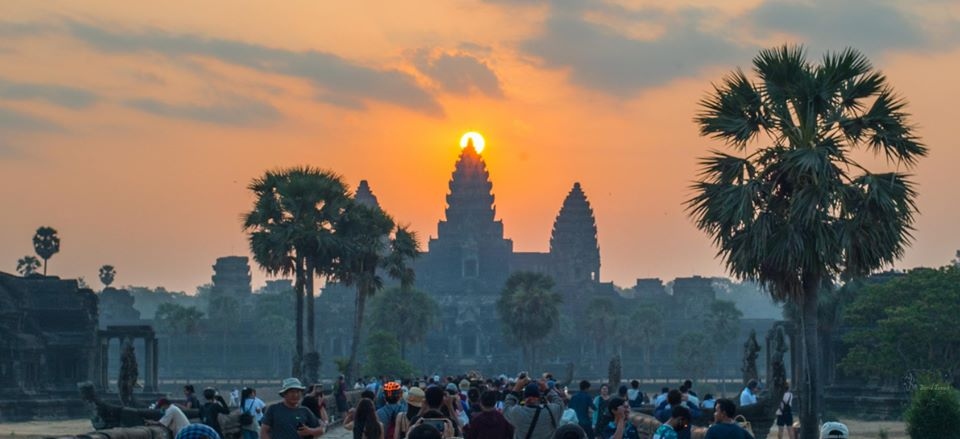 アンコールワットの中央の尖塔からの朝日 シェムリアップ カンボジア の旅行記 ブログ By カンボジア日本語ガイドチャイヤさん フォートラベル