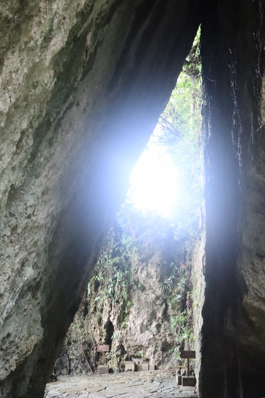 三角岩に光が差し込む 斎場御嶽 知念 玉城 八重瀬 沖縄県 の旅行記 ブログ By 東京おやじっちさん フォートラベル