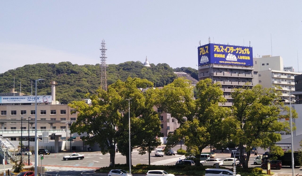 広島駅北口から見える銀色の仏塔 二葉山平和塔へ行ってみた 広島市 広島県 の旅行記 ブログ By さっとん姉さん フォートラベル