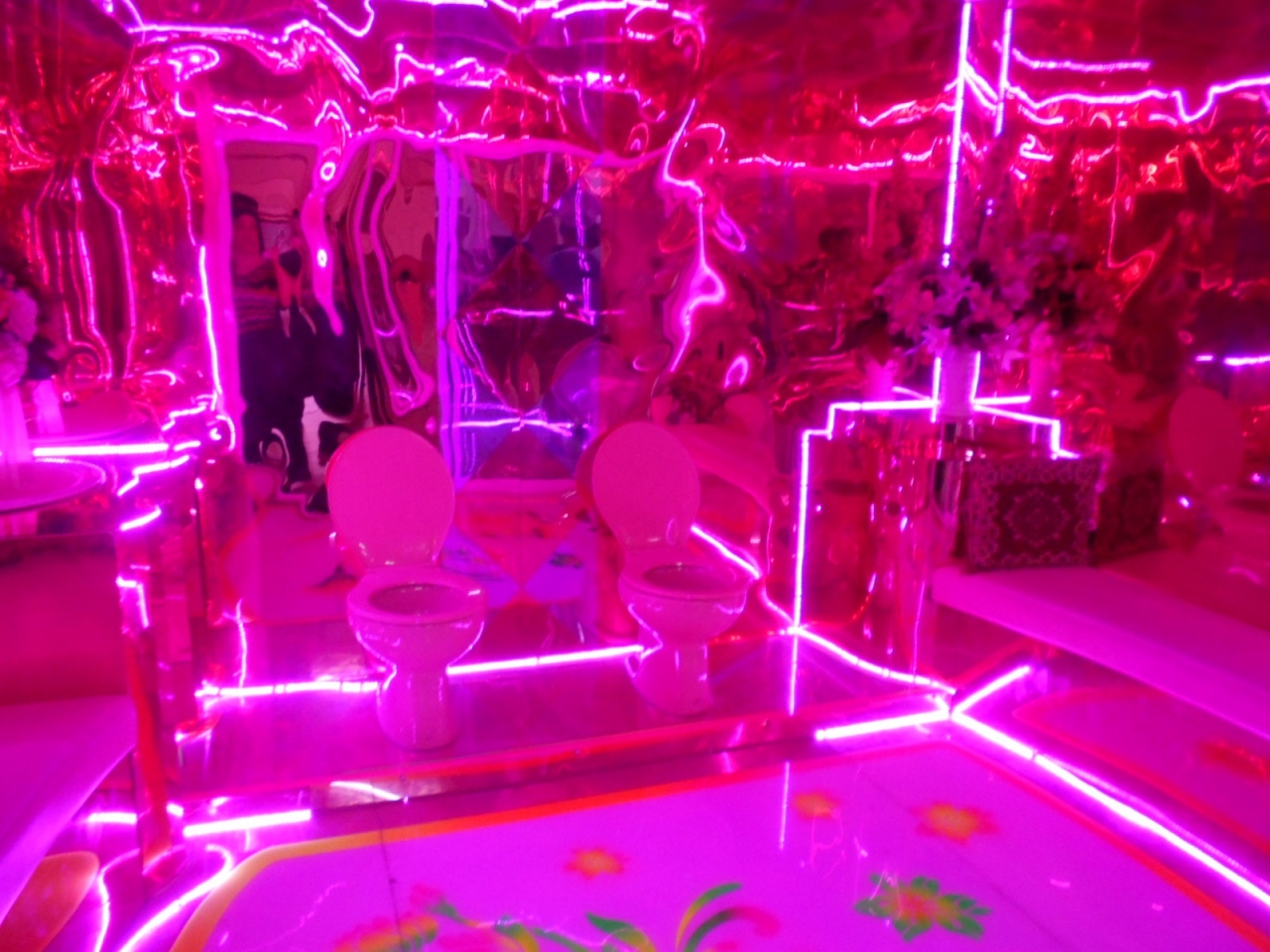 妖艶 ピンク色の本堂 ピンク色のトイレ バンコク タイ の旅行記 ブログ By Naokomorganさん フォートラベル