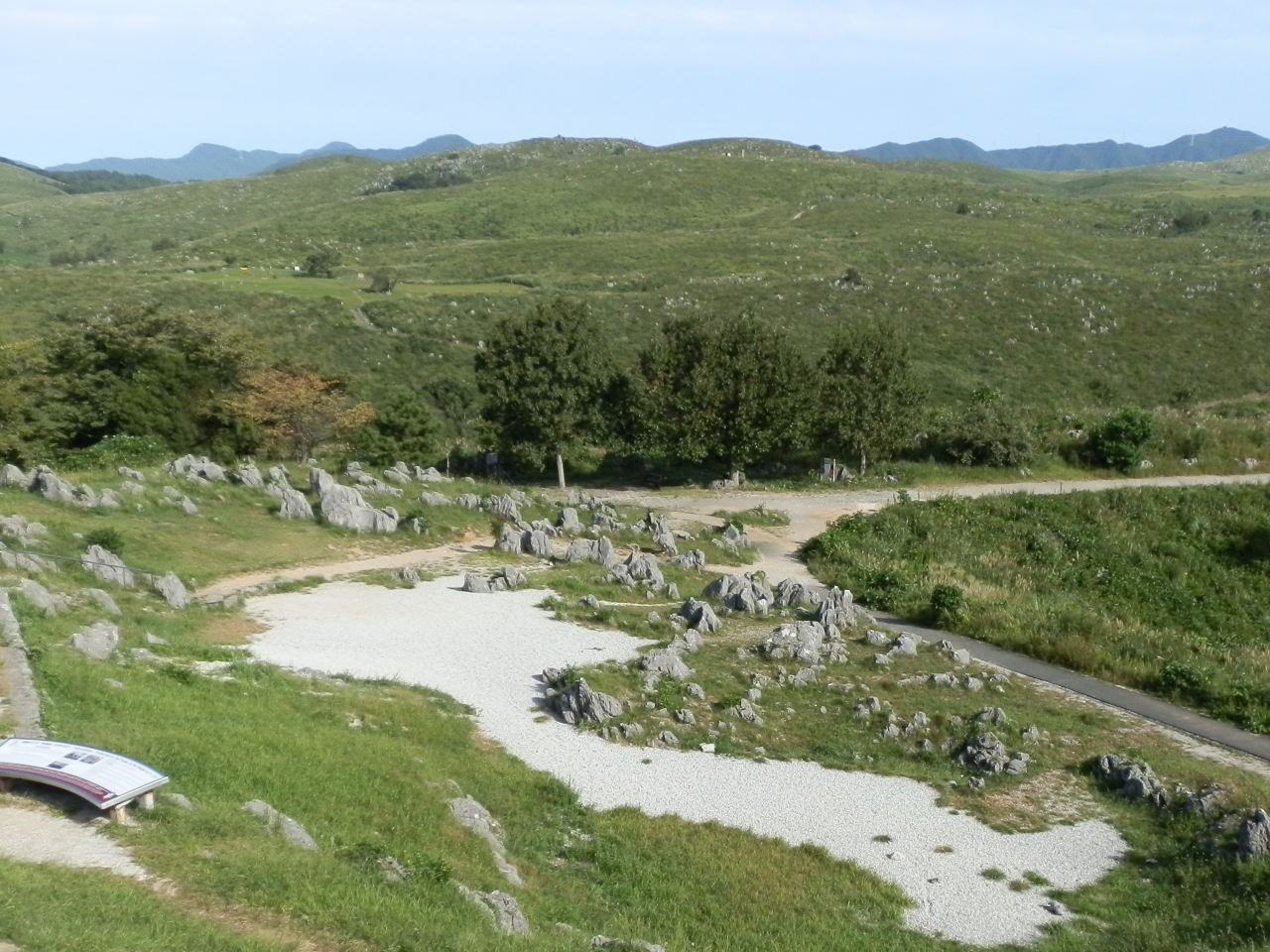 カルスト台地を歩く秋吉台ハイキングと秋芳洞を冒険 秋吉台 山口県 の旅行記 ブログ By ガッサンさん フォートラベル