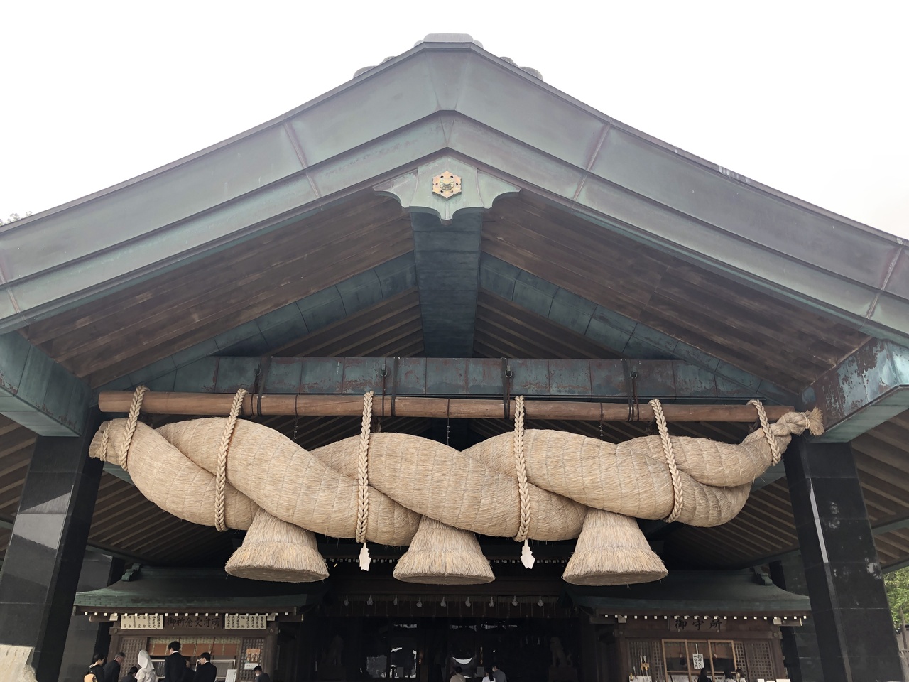 祠 屋根だけでも10万円以上かかってます