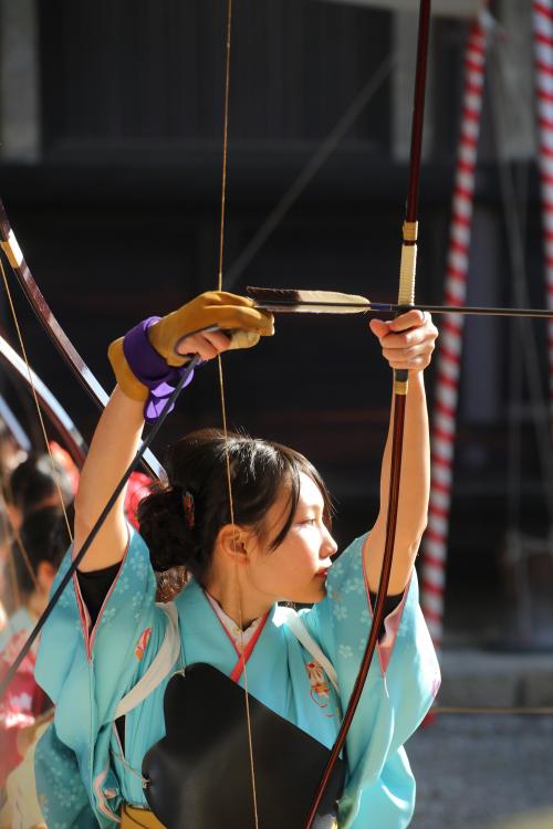 京都の新成人が弓を射る