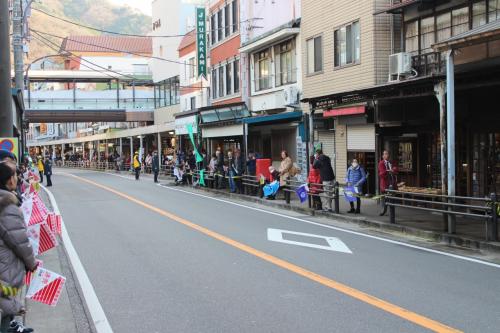 湯本駅付近<br /><br />すでに沿道でランナーを待つ人が沢山いました。<br /><br />