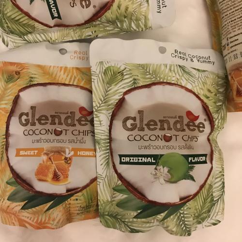 お目当のが何もなかったので、とりあえず買っといてみた<br /><br />ココナッツのお菓子<br />5個のお値段で6個と言われて2味×3<br />単品だと1つ35B