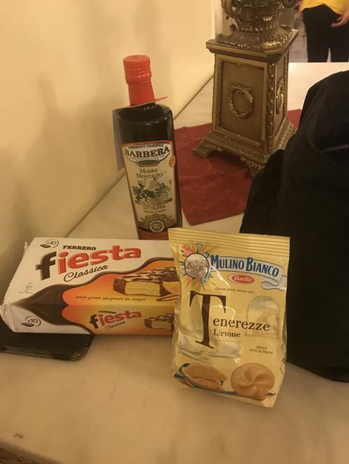 自分用土産<br />オリーブオイル 10.29ユーロ<br /><br />菓子 1.7ユーロ<br /><br />チョコケーキ 3.14ユーロ<br />パレルモのオリーブオイル4種あり、迷った時は一番高いの！でエトナ山のオリーブオイルを<br />さすがうまかった