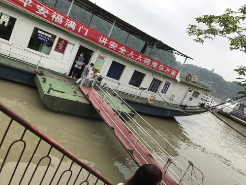 こっちは待合<br />この奥から船へ