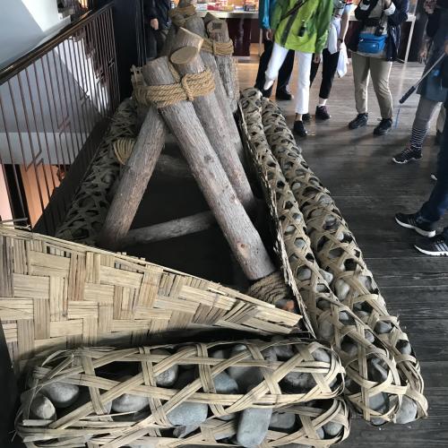 これで水をせき止めた