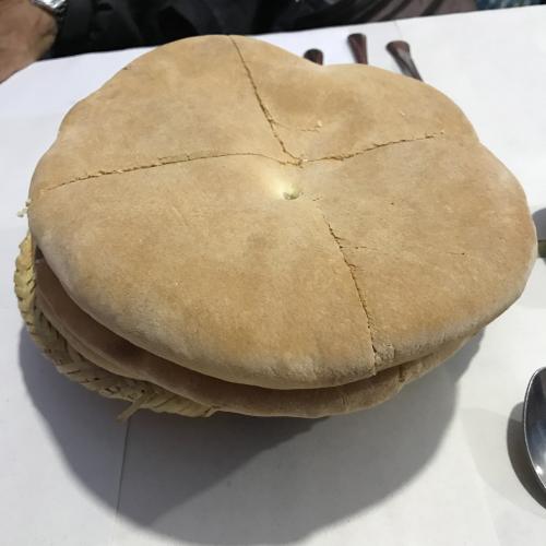 ホブス<br />パン<br />見た目はあれだが、ほんのり甘くて美味しい