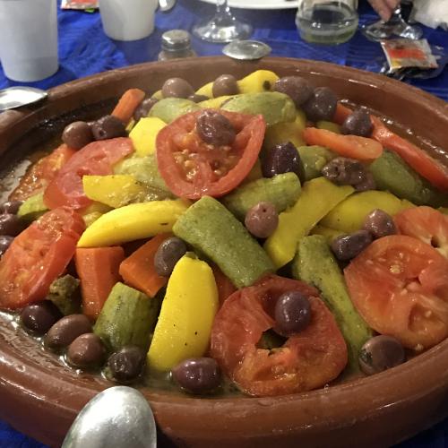 牛タジン<br />見た目は素敵だが・・・<br />臭いがきついし、骨ばっかで食べるところが・・・