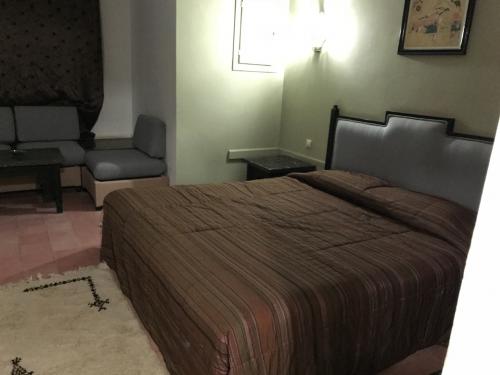 部屋に入った瞬間に嫌な臭いが<br />ソファーがあるが、すごくほこりっぽい