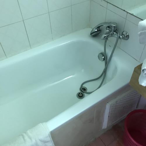 バスタブありだが、お湯はフルに熱湯部分にしても、震えるような冷たさのぬるま湯(涼しい夏の朝の屋外プールくらいの温度)で頭と胸を洗うことを躊躇<br /><br />トイレの水がずっと漏れているせいでタンクに水がたまらなくて流れない
