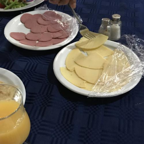 フレッシュオレンジジュースがあって美味しい<br /><br />ハムとチーズはテーブルサービス