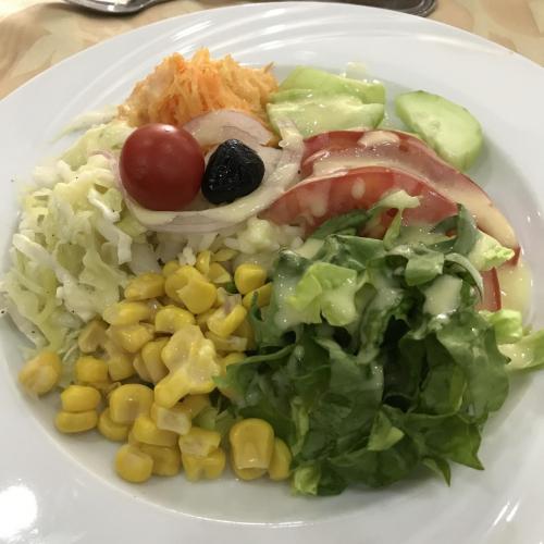 昼<br /><br />ミックスサラダ<br />こっちでは米はサラダ・・・