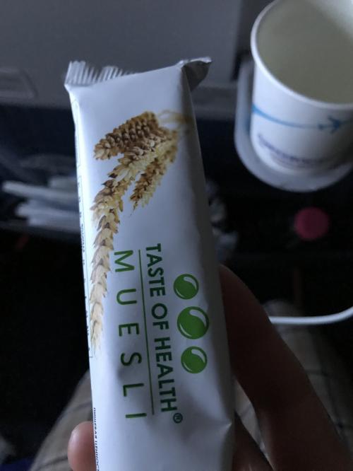 間食<br />アイスクリームサンデー<br />寝てる間に飛ばされた模様<br /><br />ギャレー<br />ミューズリーバー、トゥーラ風プリャーニク、フルーツナッツスナック、クラッカー、チョコレート<br />ミューズリーバー、プリャーニク(行きのテルアビブ便で出た甘ったるくてボソボソの)、クラッカーのみ目撃