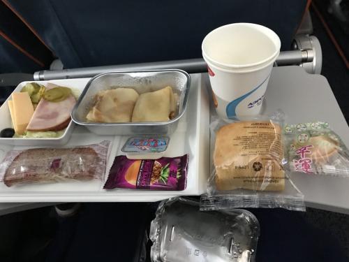 セカンドミール<br />前菜<br />チーズ レタス オリーブ ピクルスのチキンロール巻きとビーフ<br /><br />メイン<br />かぼちゃのキビ粥<br />か<br />チキンのパンケーキ<br />パンケーキっていうかブリヌイだよねこれ?<br />美味しかった<br /><br />白パン、黒パン<br /><br />デザート<br />クッキーとフルーツベリーバー<br /><br /><br />今回も先にドリンク、回収、食事時ドリンクなし、食後にドリンク<br /><br />後ろの席の奴が脚を伸ばすしぎて5分に1回の高頻度で私の脚に当たってくる(怒)<br />おかげでしょっちゅう起こされた