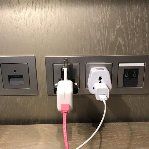 右の変換プラグついてた<br />USB口も