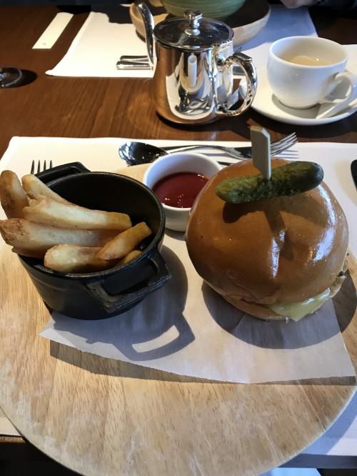 Angus beef burger<br />ウェルダンで<br />
