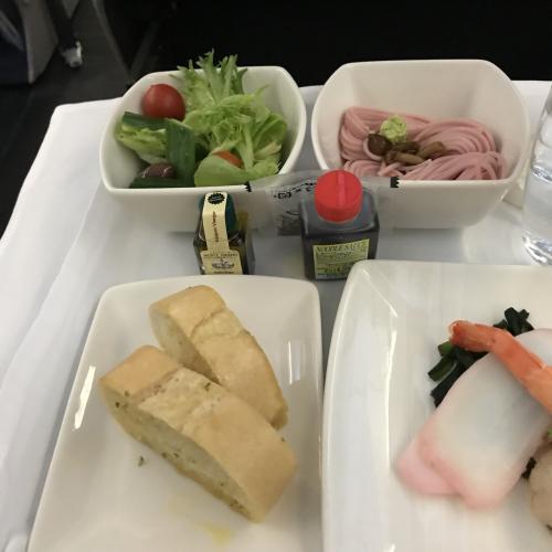 サラダのバルサミコが甘みが強めで美味しい
