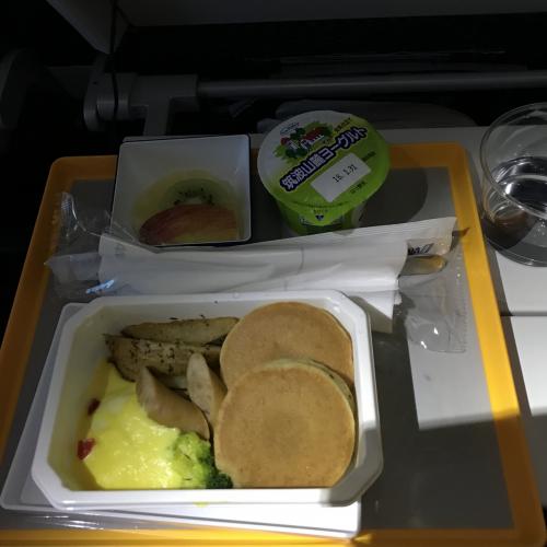 2食目<br />なーんか嫌な思い出がと思ったら、食べてから気がつく<br />パンケーキの中にゼリー状のシロップが入ってるやつだ><激甘<br />