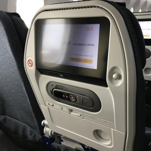 Yは3・3・3<br />フットレストあり、USB口あり、座席下にコンセント口あり<br /><br />外資かと思うほど冷房ガンガンで寒い