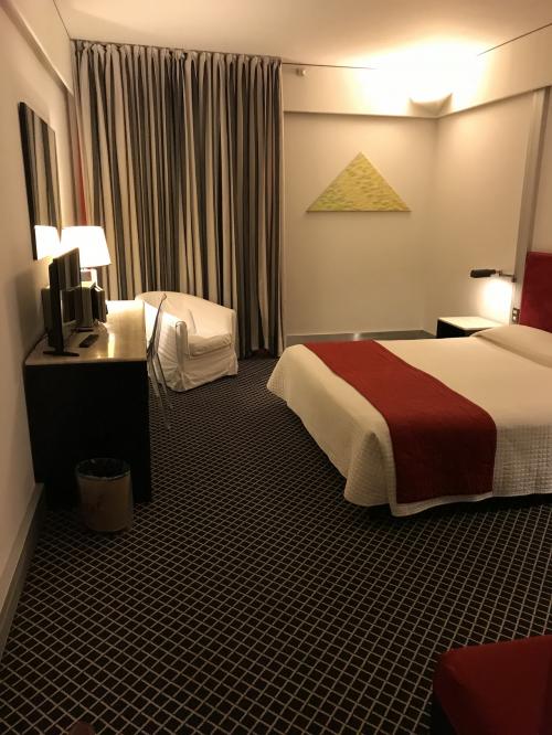 部屋は広め<br /><br />ベッドは小さめシングルを2つくっつけたもので、中央には寝れない<br /><br />掛け布団が無くてベッドスプレッド状のとシーツのみで寒い