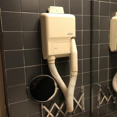 ドライヤーは掃除機と勝手に私が呼んでるやつ<br /><br />音は騒々しいのにそよ風かつぬるい