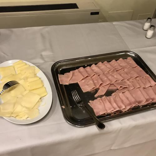 朝食はスクランブルエッグ、ハム、チーズ、ヨーグルト、フルーツコンポート、ドリンク<br /><br />パンは丸っこい食事パン、クグロフ、べったりシロップ塗られたクロワッサン<br /><br />サラダはなし<br /><br /><br /><br />スクランブルエッグは味付けなし・・・<br /><br />ハムはしょっぱすぎ<br /><br /><br /><br />こりゃダメだと夕食と2日目は朝食パスで、持ってきたプロテイン飲んだ