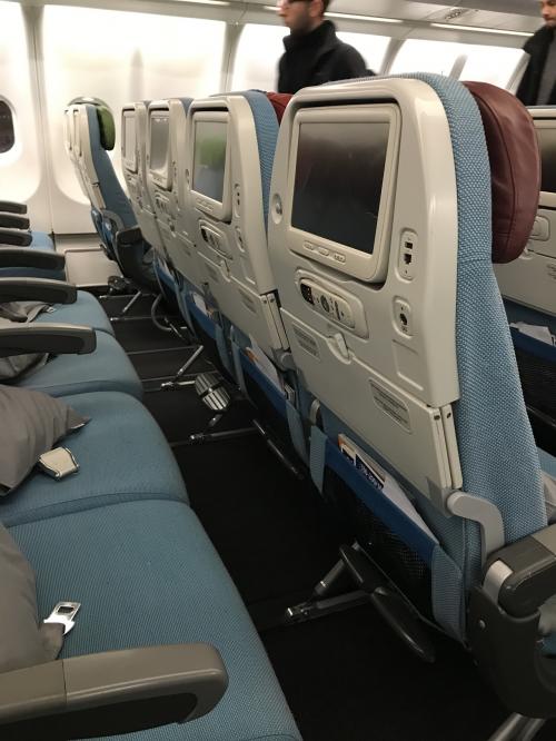 A330-300<br />Yは2・4・2<br />緑赤青とヘッドレストの色が違う<br />フットレストあり<br />USBとPCポートあり<br /><br />めっちゃ狭い！<br />前に座席に膝がつく<br /><br />お手洗いにグリーンティーのハンドクリームとミストが