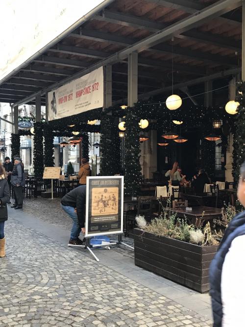 Caru' cu Bere<br />Strada Stavropoleos 5, Bucure?ti 030081 ルーマニア<br />40 213 137 560<br /><br />ラウンジと機内食でずっとブロイラー状態<br />食べるつもりなかったが、どっかの店に入らないとトイレがないのと自由時間が1時間以上あったので仕方なくガイドさんオススメのこちらへ<br /><br />スタヴォロポレオス教会のそば<br />雰囲気良さげだが残念ながら外観の改修中<br />地下もあるお店で、地下へ