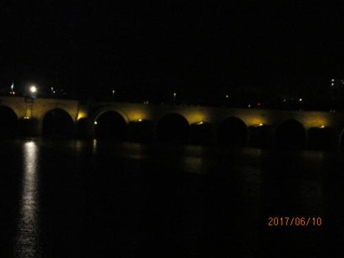 川の上流ではローマ橋がぼんやりとライトアップされている。