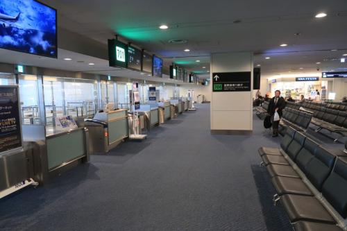 ここは、沖止めされた飛行機までバスで移動するときのバス乗り場ですが。。。