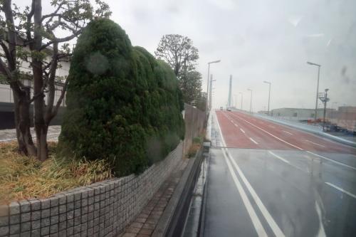 首都高を越える橋を渡って、Ｃ滑走路からＡ滑走路の向こうにある国際線ターミナルへ