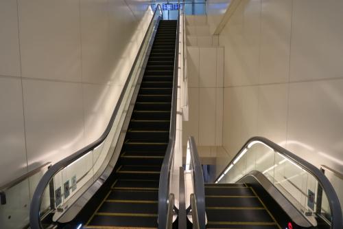 連絡バスから降りて、国際線出発ロビーへとエスカレーターで上がっていきます