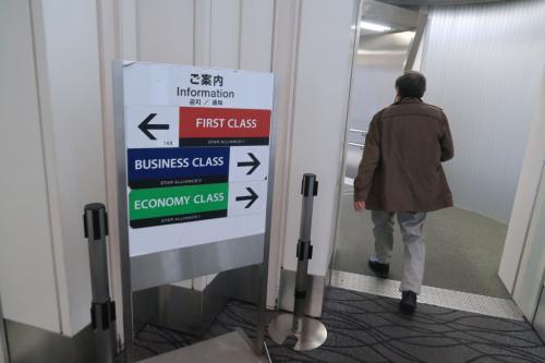 左へ。。。ではなく、右へ行きます