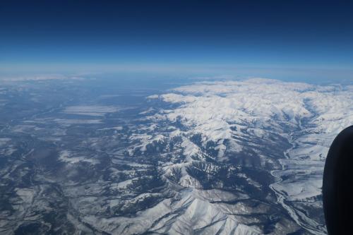 食事が愁傷する頃、シベリア上空に差し掛かります。これまで、シベリア上空を飛ぶときはいつもズーと雲がかかっていましたが、今回は珍しく晴れていて、山々の雪がよく見えました。