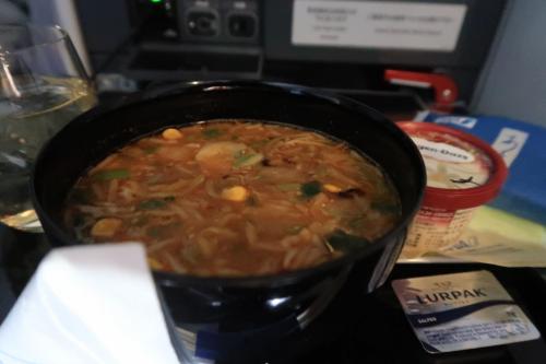 ラーメンやアイスを頼んだりして、客室乗務員に世話をやかせます