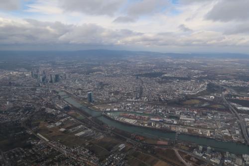 フランクフルト中心部の直ぐ脇を通って、飛行機は空港へと向かいます