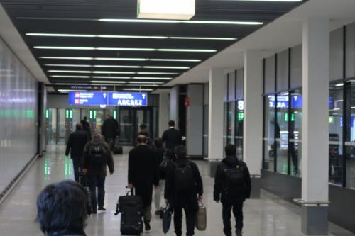 飛行機を降りたら、長い通路をどんどん進んでいきます。結構、前の方を歩いていたので本当にこれでいいんだろうか、と心配しながら歩いています