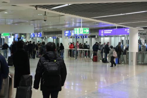 入国審査場に到着。当然、外国人、のところに並びますが、まだあまり人が並んでいない列に着きました。ところが、何故か前の日本人の男性が突然隣の長い列の方に行きました。自分には意味が分かりません。<br />それは、前に並んでいる人は少ないけれども、イスラム系の人たちだったようで、審査にとんでもないくらい時間がかかっていました。おまけに、仲間を遠慮無く割り込ませてきたりして、マナーが全くダメな人たちでした。ＩＳの事件などもあったためか、かなり審査も厳しかったようです。そんなことも審査に影響するんだあ、と知りました。